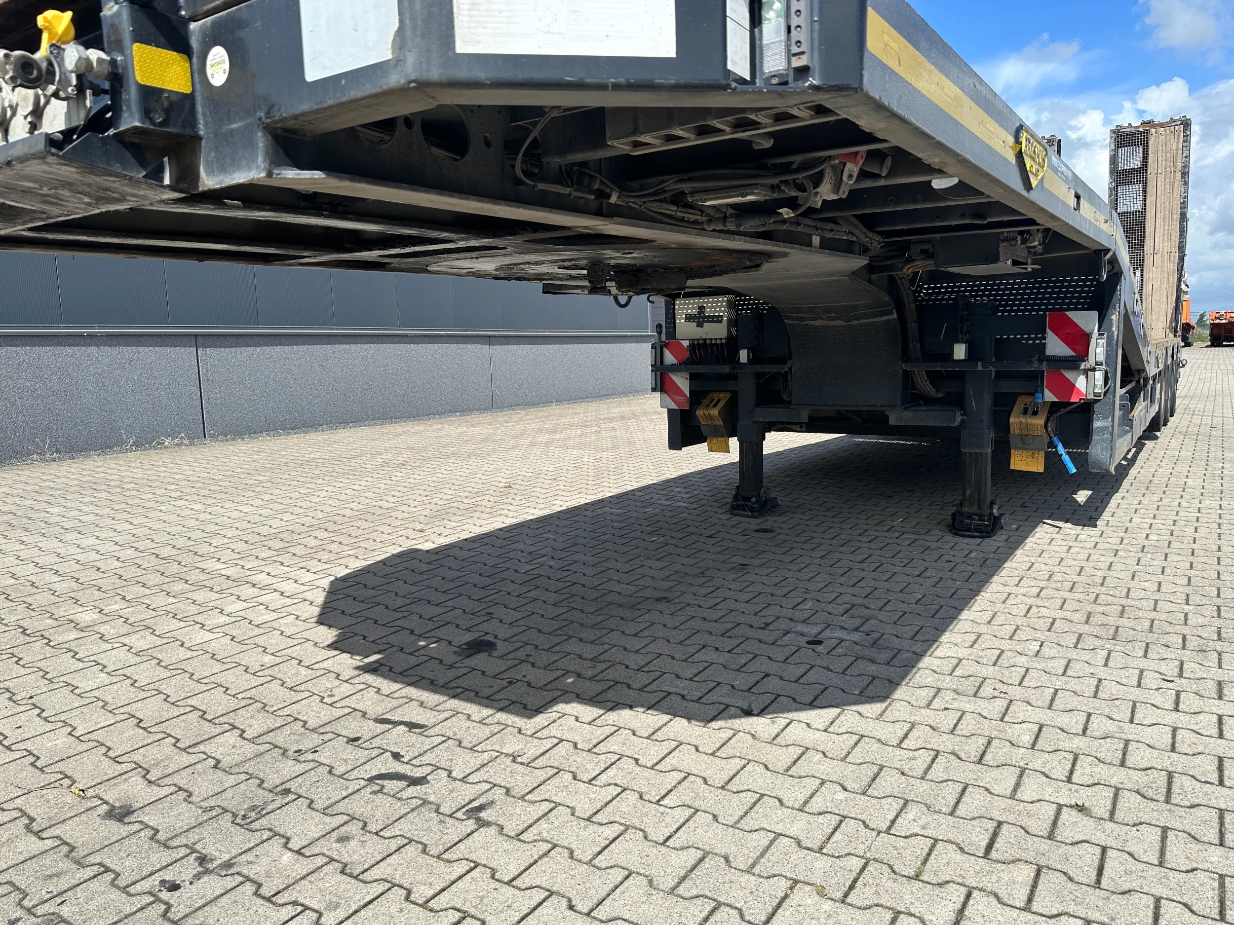 Broshuis 2017 - 3ABSD Lowloader 3-axle / GVW: 59.000kg / Neck: 23.000kg / hydraulic steering + ramps + loading table / 4.60m extendable / winch / liftaxle afbeelding 16