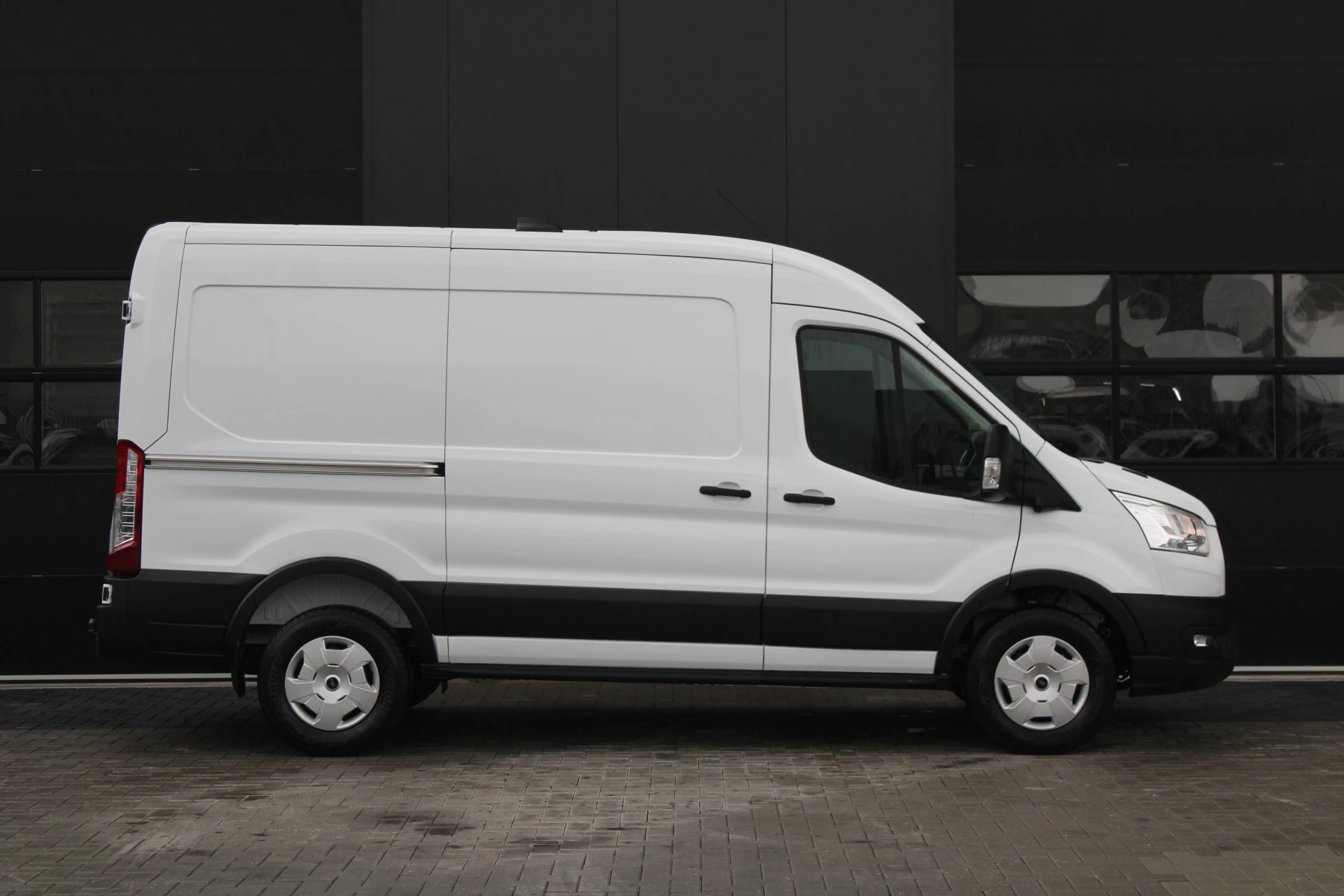 Ford Transit 2024 - 350 2.0 TDCI L2H2 Trend 130pk - Facelift - 2x Schuifdeur - Adaptive Cruise - Navigatie - Blind Spot - 360 Camera - Stoel - Stuurverwarming - Rijklaar zdjęcie 27