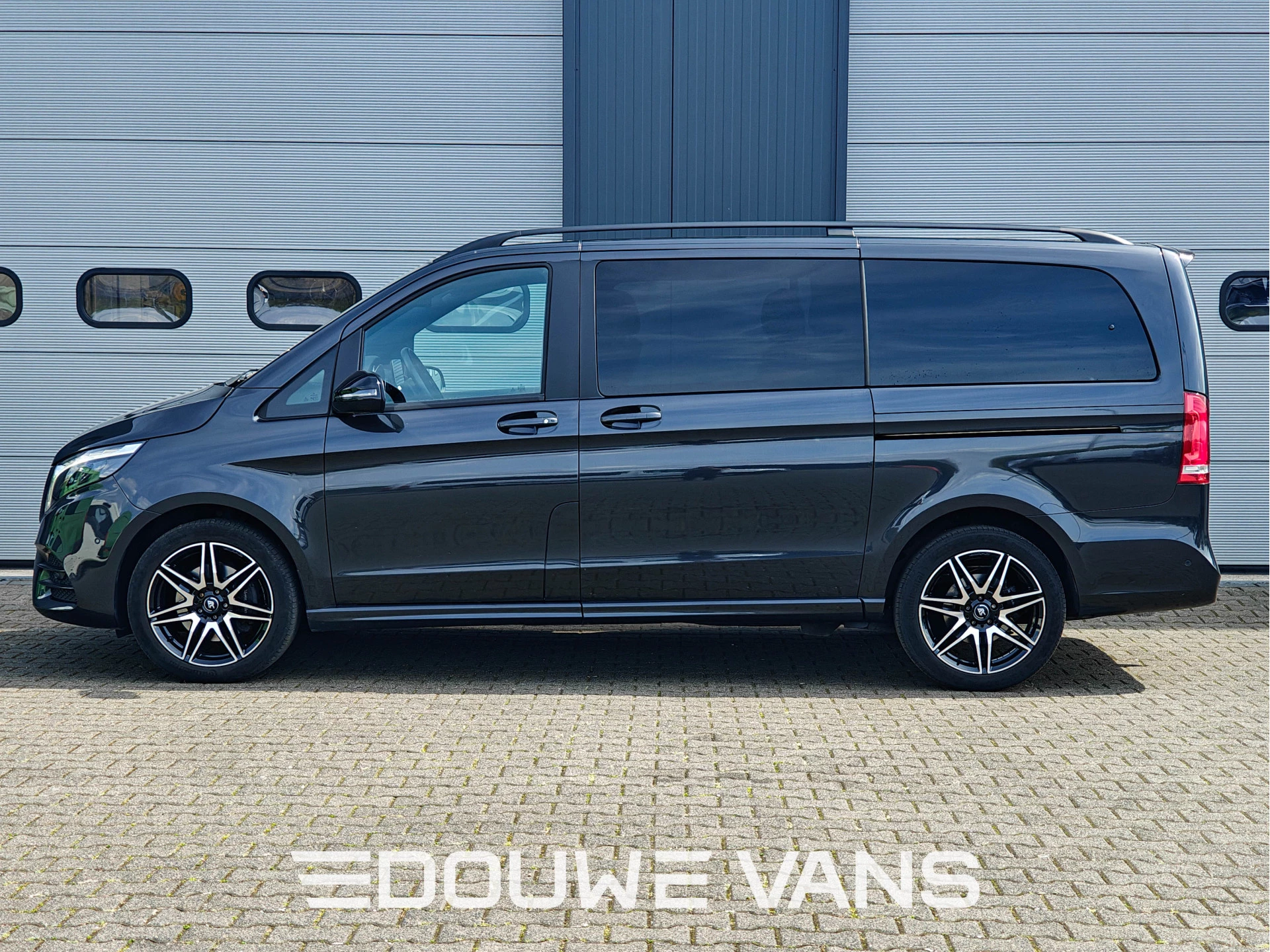 Mercedes-Benz V-Class 2023 - V300 L2 4MATIC AMG LED Lang DAB 239PK Night Pakket Bild 4