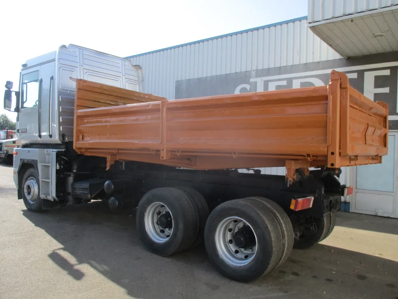Renault Magnum AE 1993 - 385 TI , 6x4, 3 Way Tipper ,Manual , Airco ,Spring suspension afbeelding 5