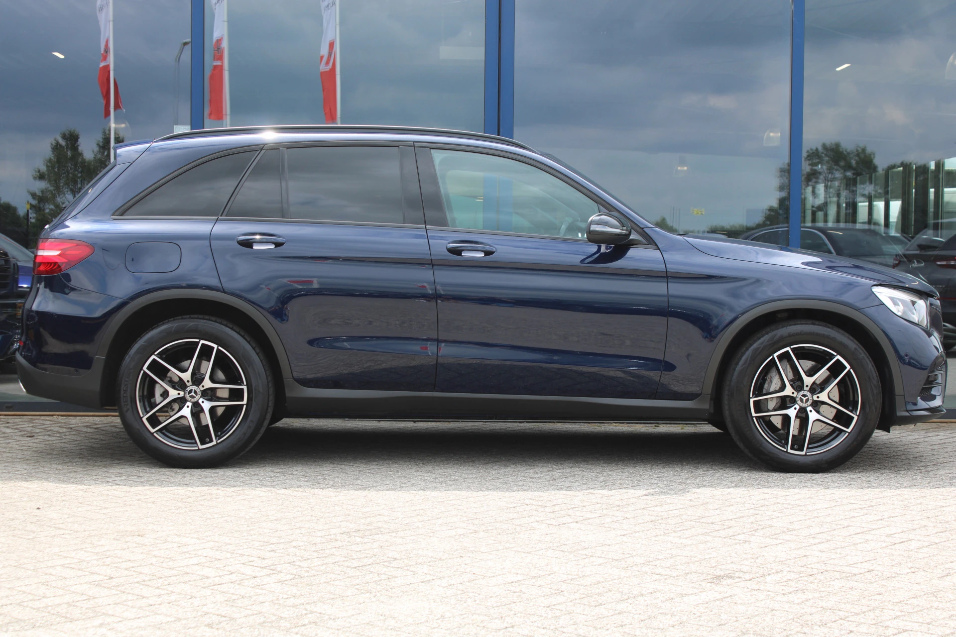 Mercedes-Benz GLC 2019 - 250 4MATIC AMG LINE NIGHT PAKKET COMAND CARPLAY <<NL AUTO>> afbeelding 1