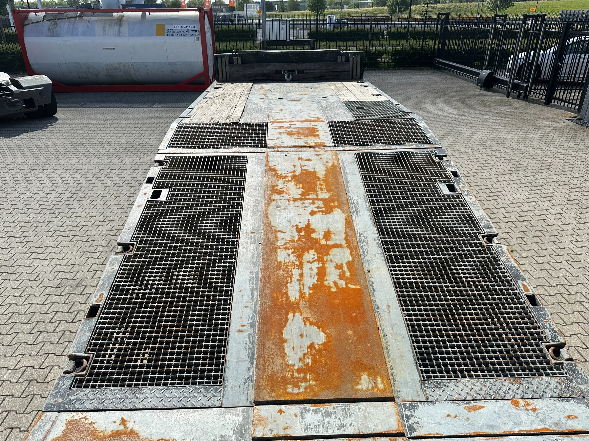 Broshuis 2017 - 3ABSD Lowloader 3-axle / GVW: 59.000kg / Neck: 23.000kg / hydraulic steering + ramps + loading table / 4.60m extendable / winch / liftaxle afbeelding 70