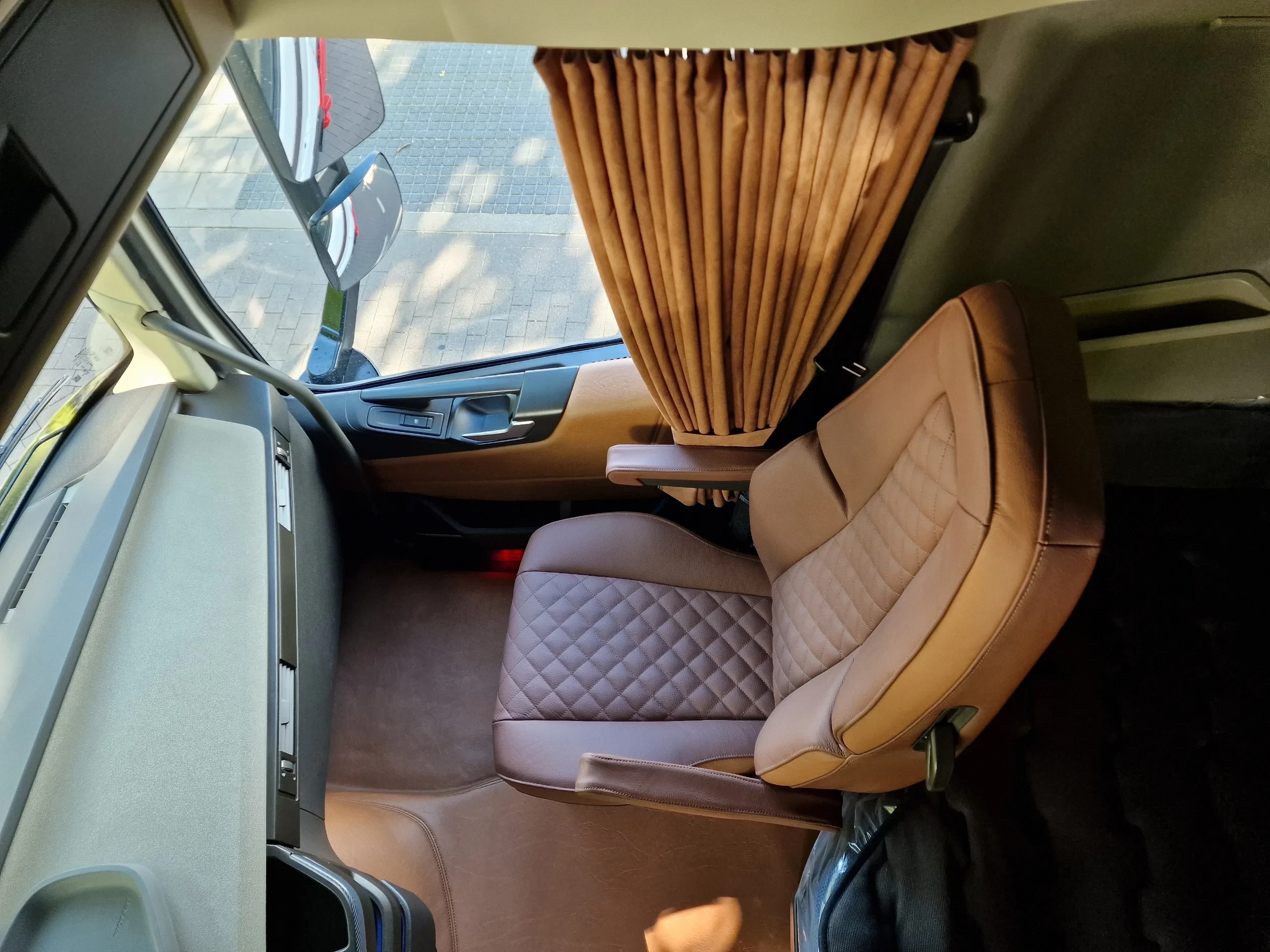Volvo FH 2026 - 540 Aero Globetrotter XL 4x2 - New - Full spec - Show Truck - BUFFL interior - Retarder - I parkcool - Full air immagine 50