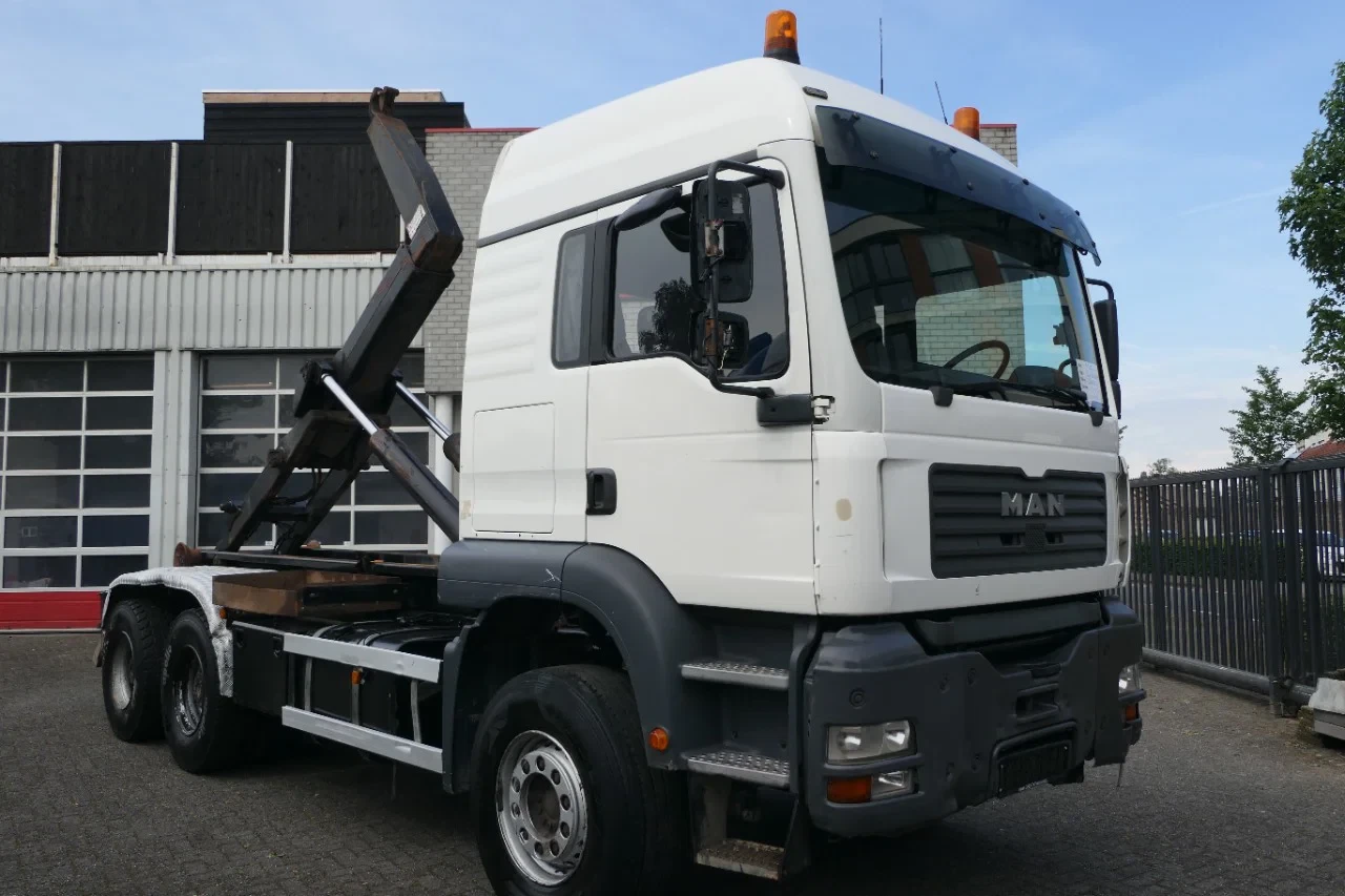 MAN TGA 2005 - 26.460 | Hooklift VDL 25Ton | 6X4 | 754023Km | 2005 | Full Spring | Sleep Cab. | Stand Klima | Belgium Truck afbeelding 1