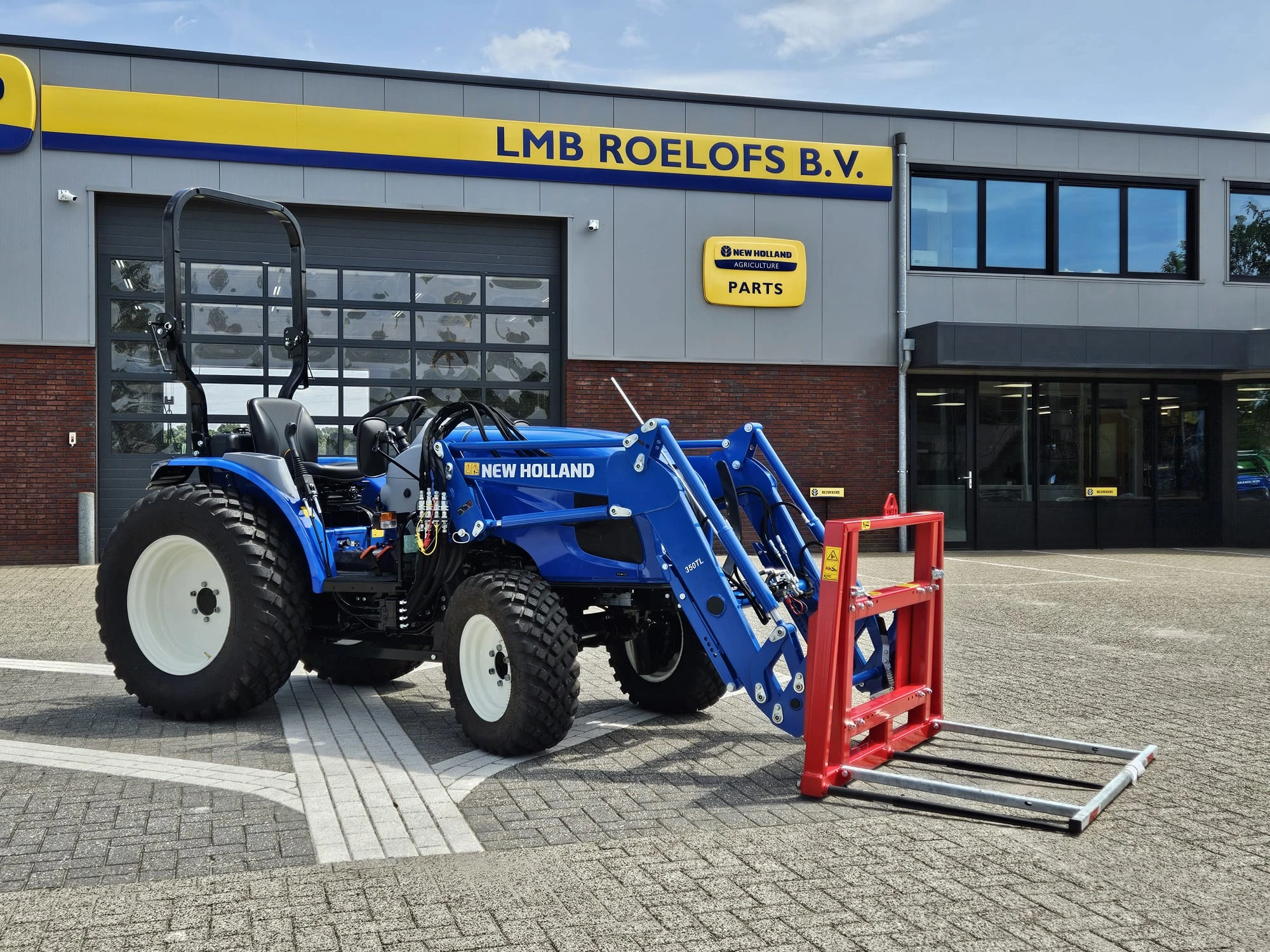 New Holland 2024 - Boomer 55 HST met voorlader en Kemp balenprikker afbeelding 2