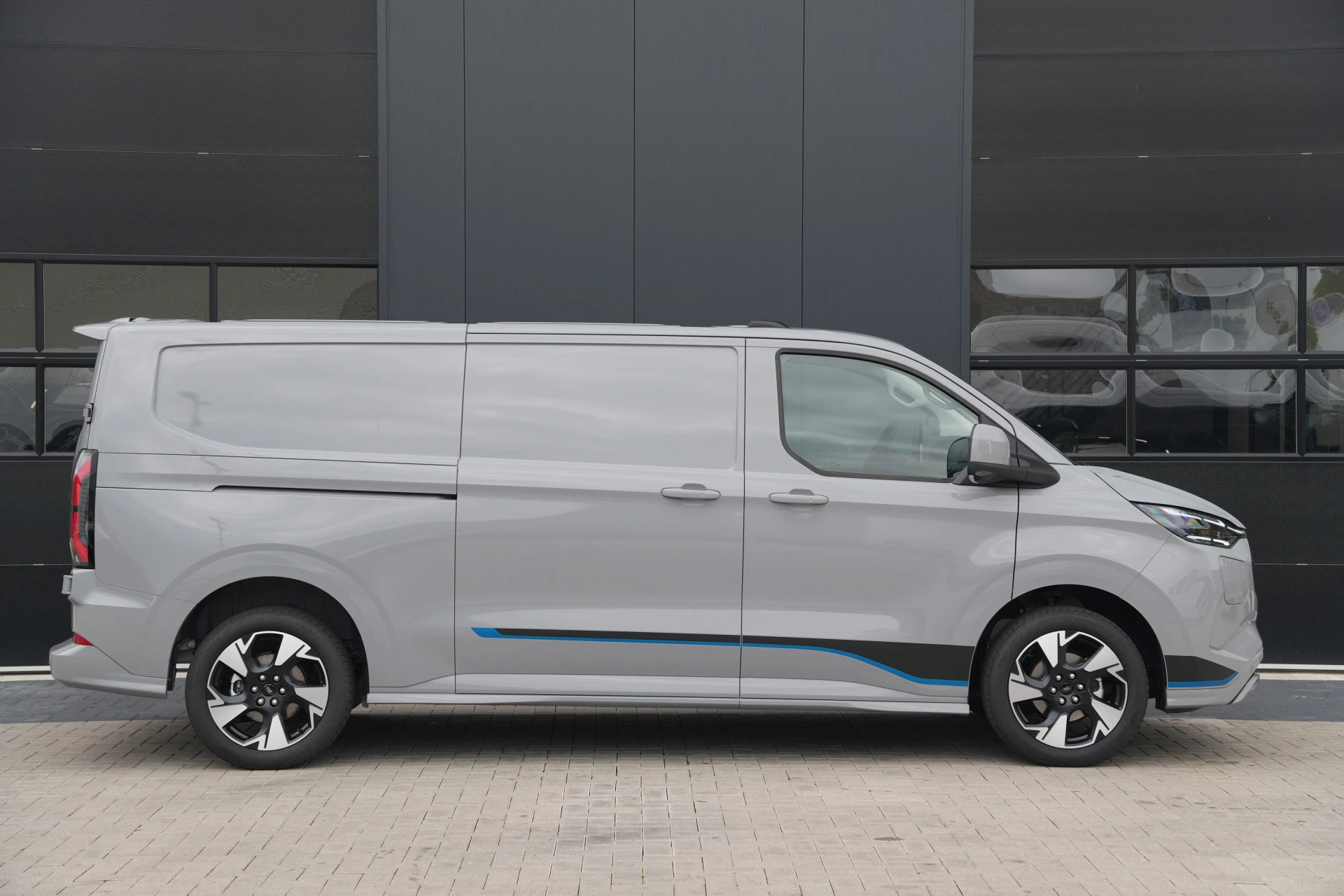 Ford E-Transit Custom 2026 - 340 L2H1 Sport 71 kWh 218pk - 2x Schuif - AGR Stoel - ACC - B&O - Navi - Stoel/Stuurverwarming - 360 Camera - Blindspot - Wegklapbare Trekhaak - Rijklaar Bild 4