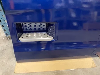 Scania N/A 2025 - Sideskirt set compleet met montage steunen V8 Logo en verlichting t.b.v. 6x2/4 trekker 4.10m wielbasis immagine 10
