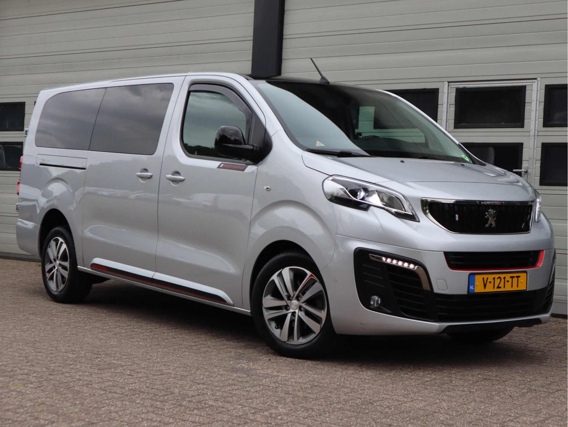 Peugeot Expert 2018 - 2.0 BlueHDI 177pk Euro 6 Automaat - Sport Edition - L3 Extra Lang - Cruise - Camera image 2