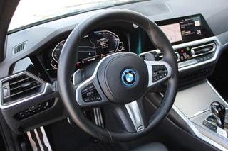 BMW 3 Series 2022 - Touring 330e High Executive M-SPORT PANORAMADAK MEMORY KEY-LESS CAMERA CARPLAY obrazek 28