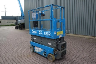 Genie 2010 - GS1932 Electric, Working Height 7.8 m, 227kg Capac image 2 miniature