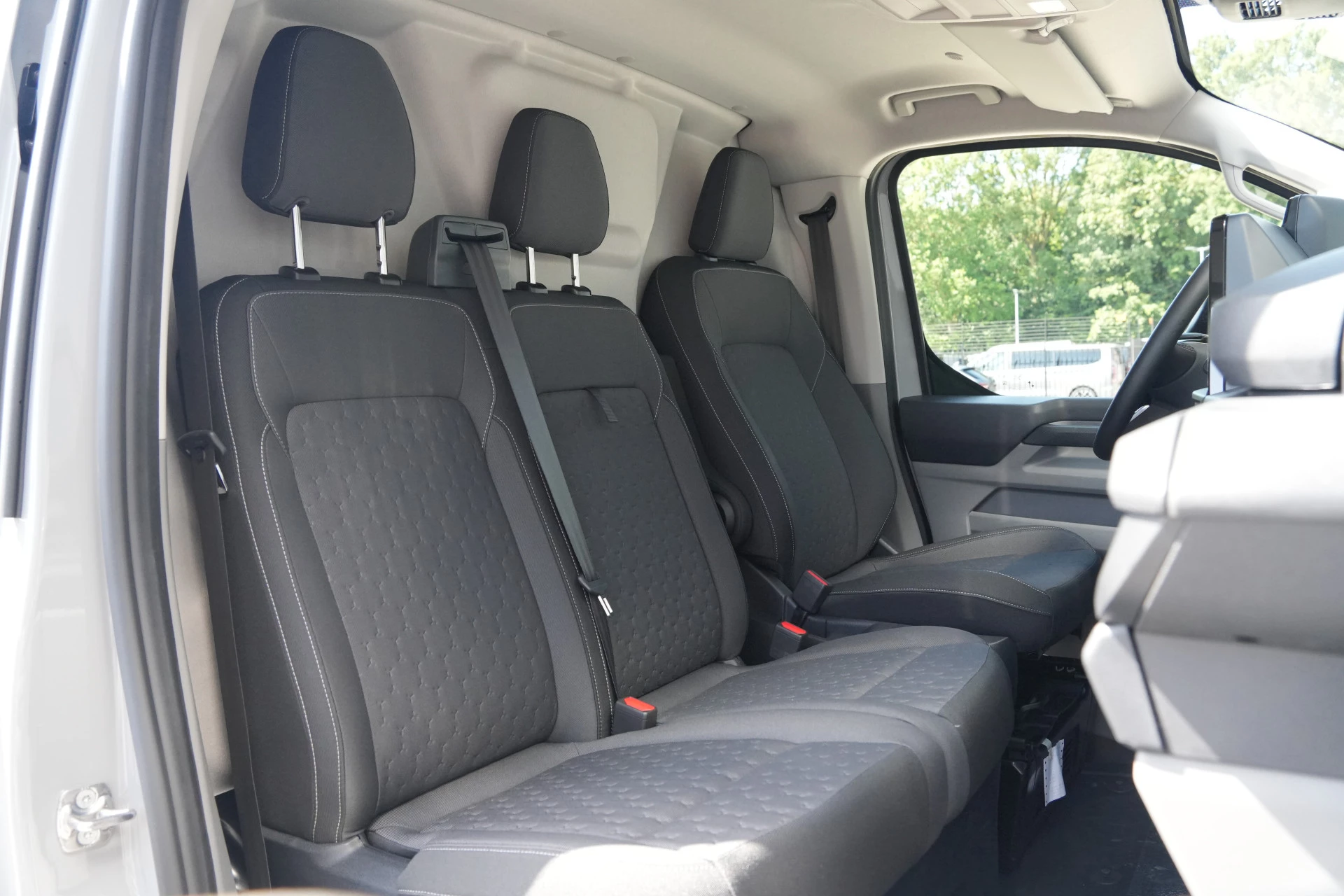 Ford E-Transit Custom 2026 - 340 L2H1 Limited 71 kWh 218pk - 2x Schuifdeur - AGR Bestuurdersstoel - Trekhaak - ACC - B&O - Navi - Stoel/Stuurverwarming - 360 Camera - Blindspot - Rijklaar obrázek 45