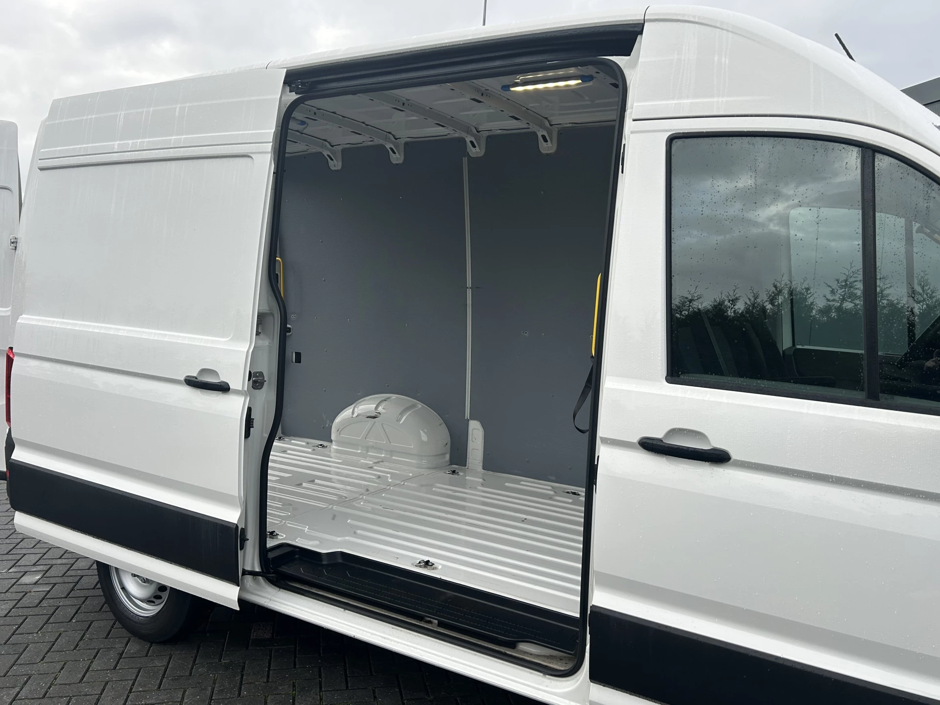 Volkswagen Crafter 2021 - 35 2.0 TDI 141 PK DSG AUTOMAAT HIGHLINE+ / LED KOPLAMPEN / L3H3 / 3.000 KG AHG / 270 A DEUREN / AIRCO / CRUISE / BLUETOOTH / 3-ZITS afbeelding 9