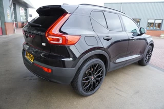 Volvo XC40 2023 - 1.5 T4 Recharge Dark Plus Hybride 20"Licht metalen velgen bild 4