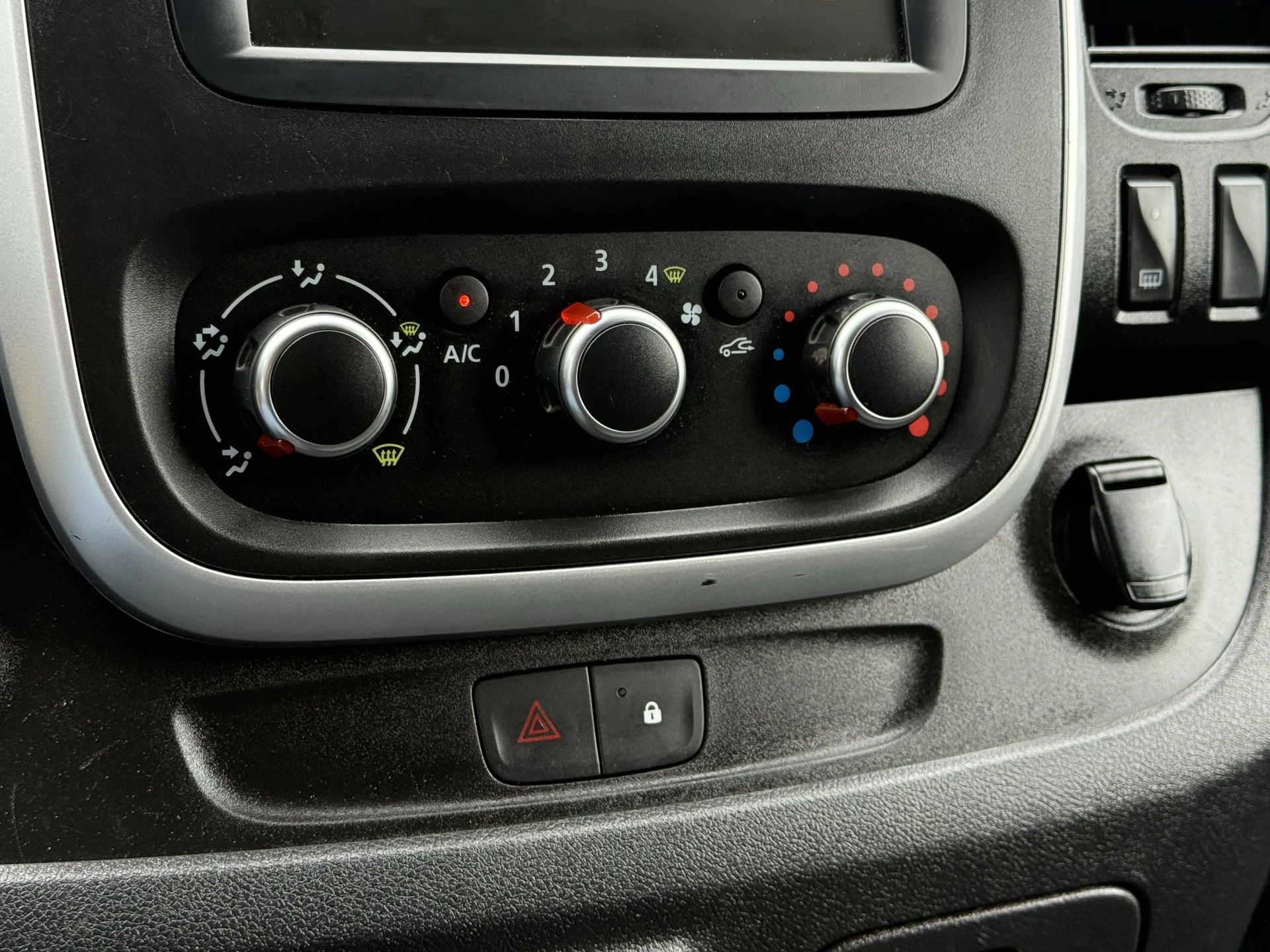 Renault Trafic 2020 - 1.6 dCi / L1H1 / 1e EIG. / BOTT INRICHTING / TREKHAAK / IMPERIAAL / 3-ZITS / AIRCO / CRUISE / NAVI изображение 18