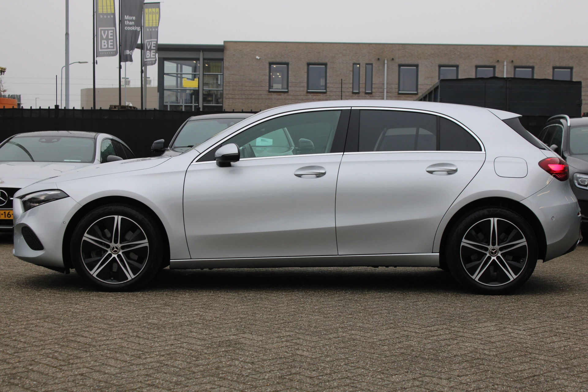 Mercedes-Benz A-Class 2023 - 250e AUT8 Luxury Line (FACELIFT) LEDER SFEER NAVI TREKHAAK obrázek 3