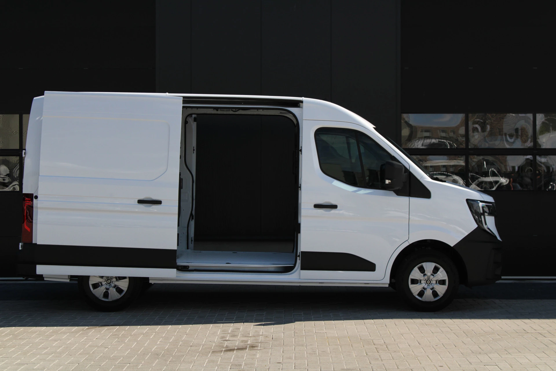 Renault Master 2024 - T35 2.0 dCi 170pk L2H2 Extra - 2x Schuifdeur - Navigatie - Blind Spot - Camera - Stoelverwarming - Verwarmde voorruit - Rijklaar afbeelding 35