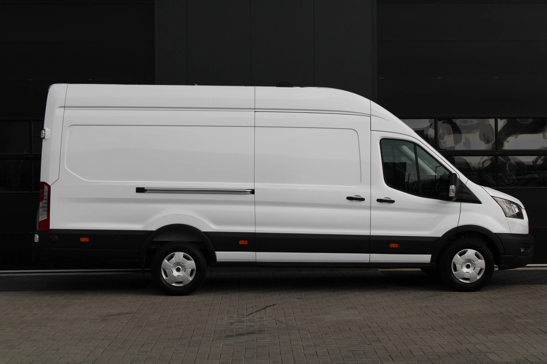 Ford Transit 2024 - 350 2.0 TDCI L4H3 Trend RWD 130pk - 270gr deuren - Camera - Cruise - Carplay - Airco - PDC - Rijklaar immagine 4