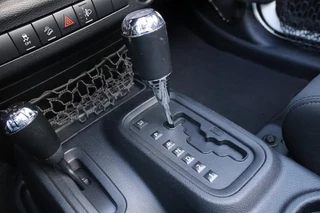Jeep Wrangler 2010 - 3.8i V6 Aut. Sahara 4 drs JK 4x4 / LED / SOFTTOP zdjecie 2