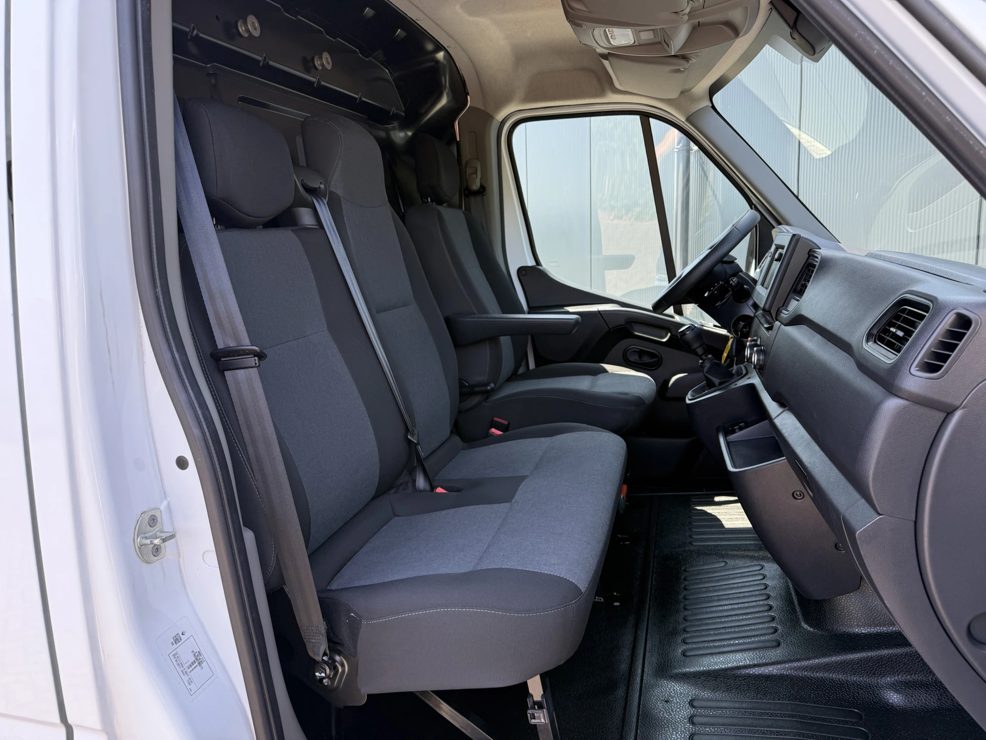 Renault Master 2023 - 2.3 dCi 136 PK / L2H2 / 1e EIG. / TREKHAAK / AIRCO / CRUISE / NAVI / CAMERA / 3-ZITS / LED afbeelding 5