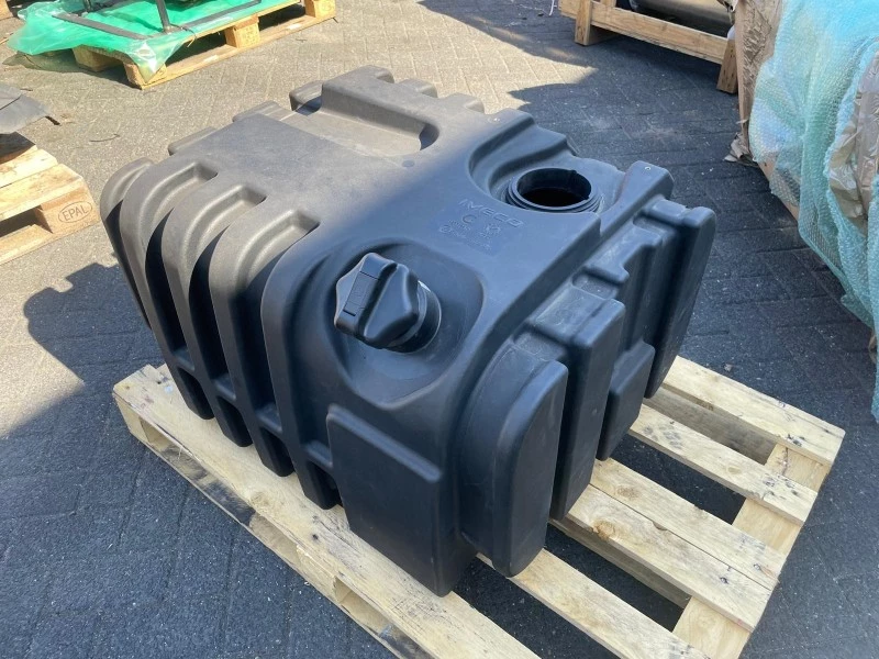 Iveco 2024 - 5803008747 PLASTIC FUEL TANK 84X73X52 CM (LIKE NEW) obrázek 1