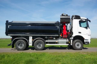 Mercedes-Benz Arocs 3346 2026 - 33,3-tons 6x6 met Palfinger Z kraan en Gijsbertsen kipper bild 4