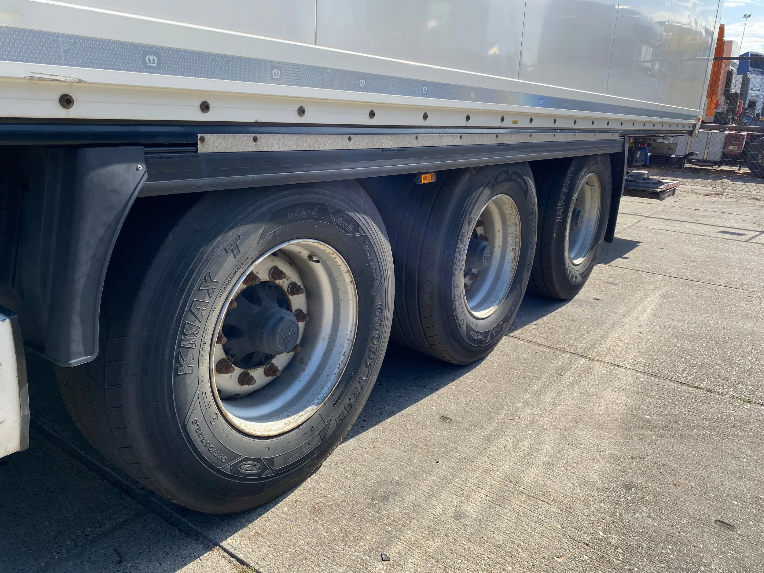 Krone 2021 - SD / Closed Box / Dhollandia / 1x Lift Axle image 8