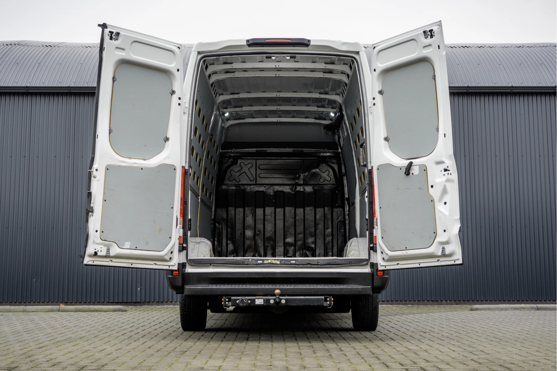 Iveco Daily 2021 - **35S14V 2.3 L2H2 | Automaat | Euro 6 | Cruise | Climate | 3500 KG Trekgewicht | Trekhaak** image 8