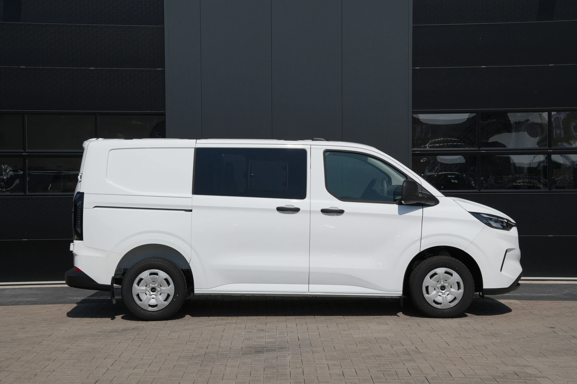 Ford Transit Custom 2025 - 320 2.0 TDCI L1H1 Trend DC 136pk - INCLUSIEF BPM - 2x Schuif - Stoel/stuurverwarming - Cruise - Navi - Camera - Rijklaar obrázek 4