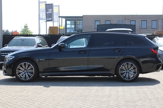 BMW 3 Series 2022 - Touring 330e High Executive M-SPORT PANORAMADAK MEMORY KEY-LESS CAMERA CARPLAY obrazek 6