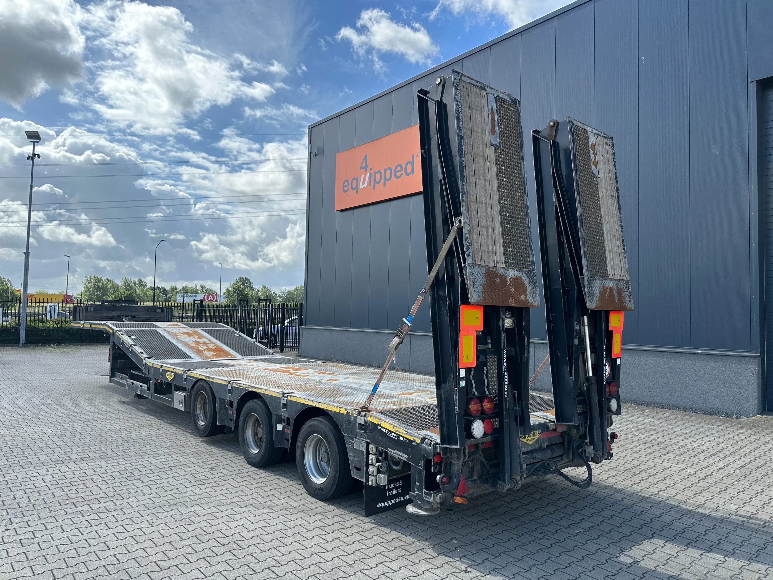 Broshuis 2017 - 3ABSD Lowloader 3-axle / GVW: 59.000kg / Neck: 23.000kg / hydraulic steering + ramps + loading table / 4.60m extendable / winch / liftaxle afbeelding 5