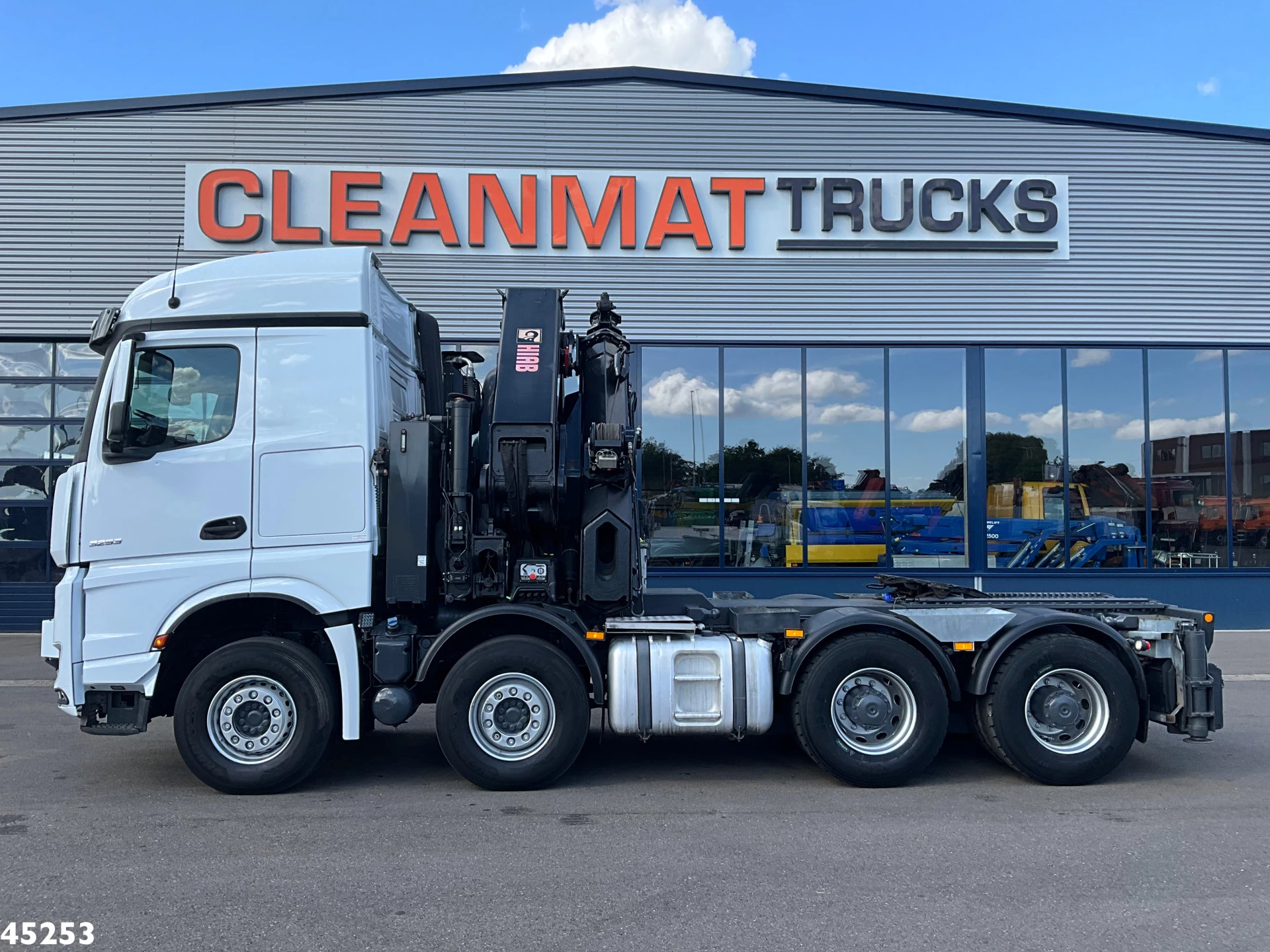 Mercedes-Benz Arocs 3253 8x4 Hiab 105 Tonmeter laadkraan 2019 image 4