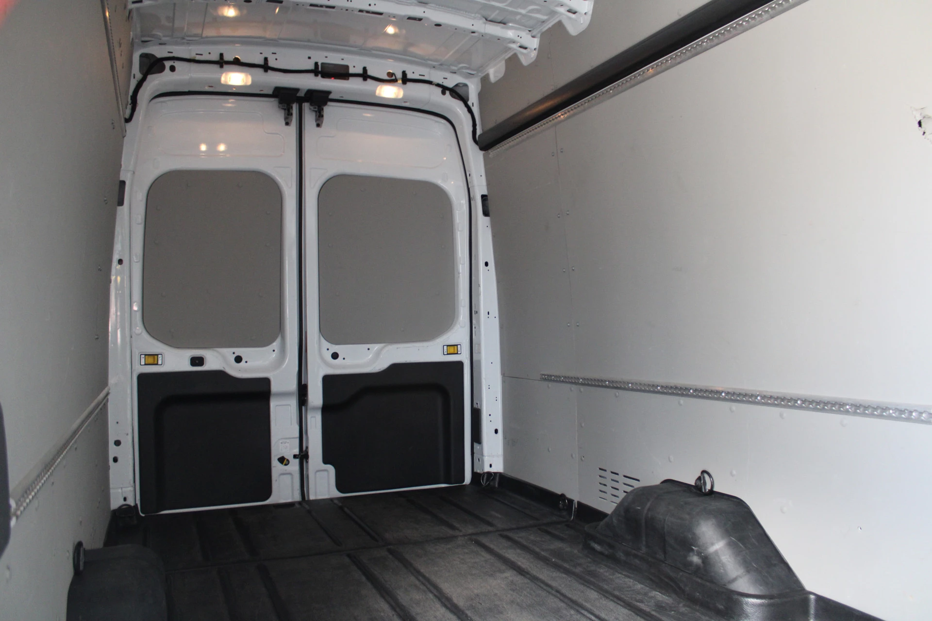 Ford Transit 2024 - 350 2.0 TDCI L4H3 Trend RWD 130pk - 270gr deuren - Camera - Cruise - Carplay - Airco - PDC - Rijklaar immagine 11