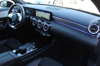 Mercedes-Benz A-Class 2021 - 180 AUT7 AMG LINE NIGHT PAKKET SFEER WIDESCREEN NL AUTO imagem 18