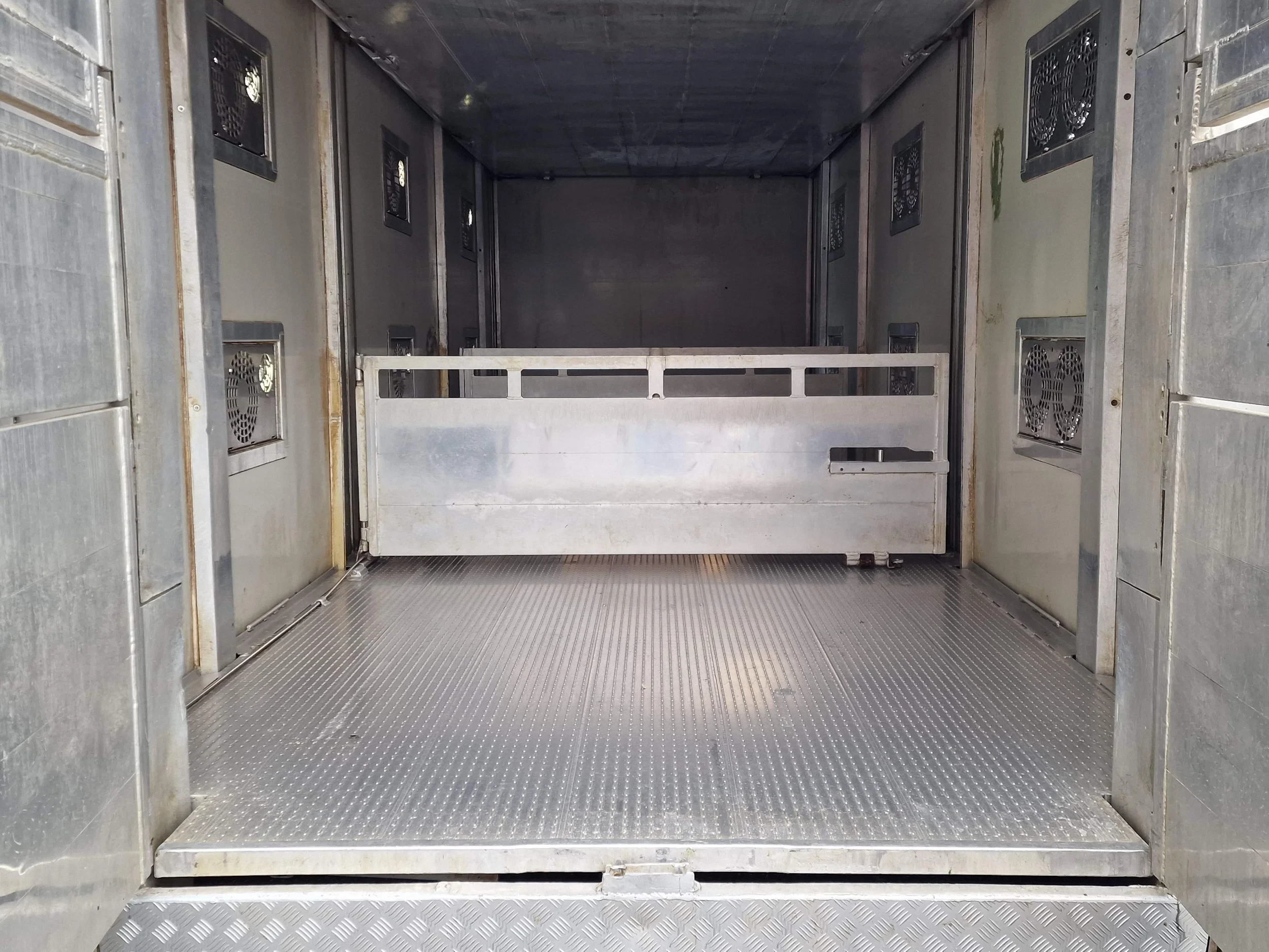 DAF XF 510 2018 - 6x2 SuperSpaceCab - Livestock Cuppers 3 deck - Ventilation - Lifting roof - Loadlift - Retarder zdjęcie 22