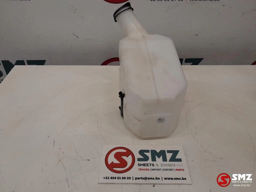 Caterpillar 2022 - Window washer tank Caterpillar afbeelding 4
