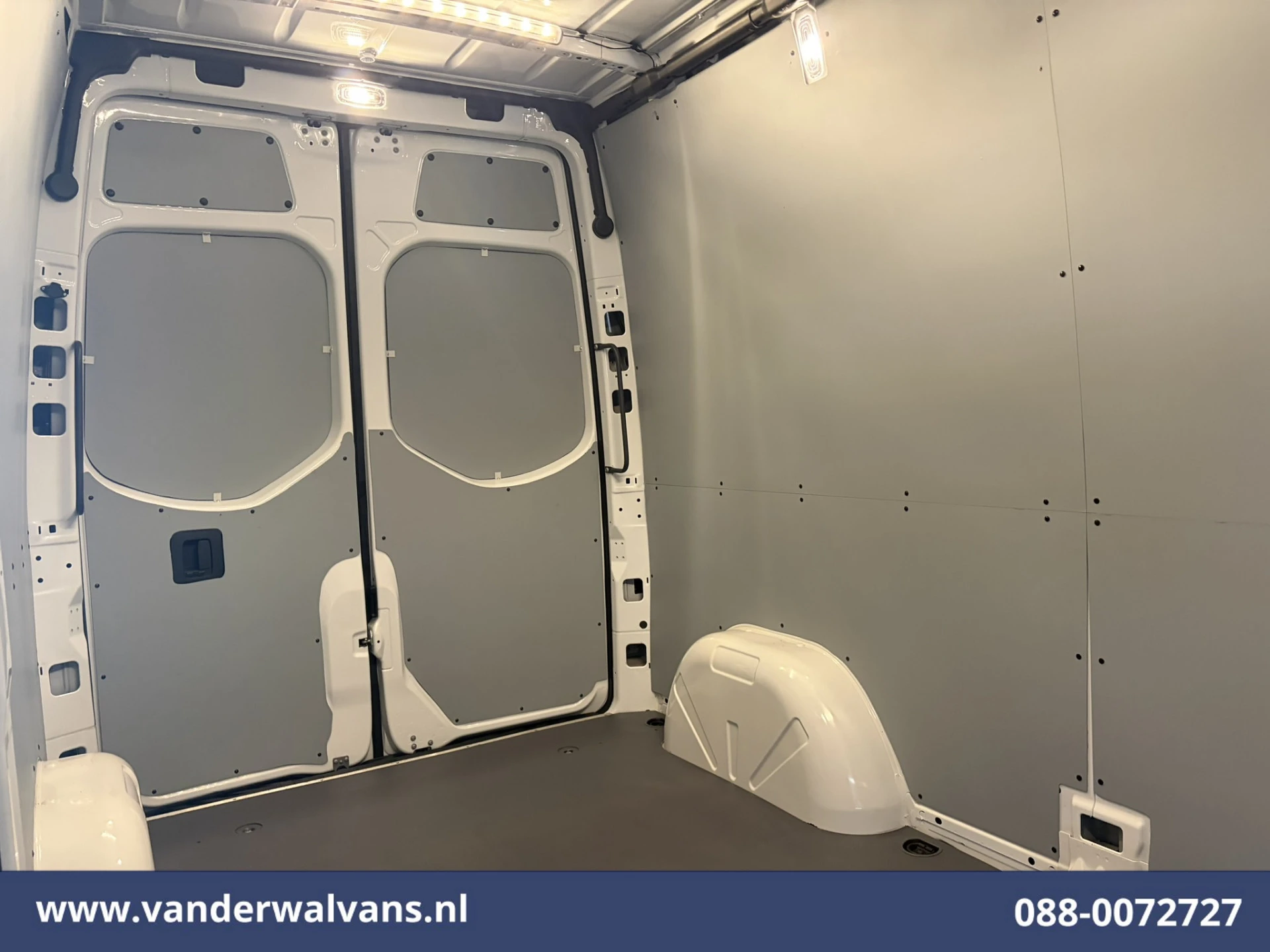 Mercedes-Benz Sprinter 2023 - 315 CDI 150pk L2H2 Euro6 Airco | Camera | Apple Carplay | Cruisecontrol | Chauffeursstoel | Leder immagine 14