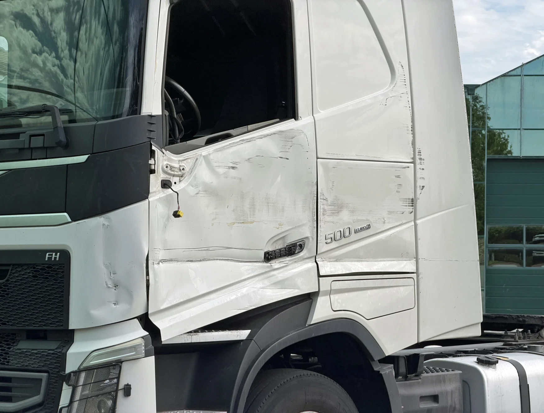 Volvo FH 2018 - 13.500 EURO 6 ONLY 712.000 KM 2X TANKS DAMAGED ON LEFT SIDE HOLLAND-TRUCK afbeelding 7