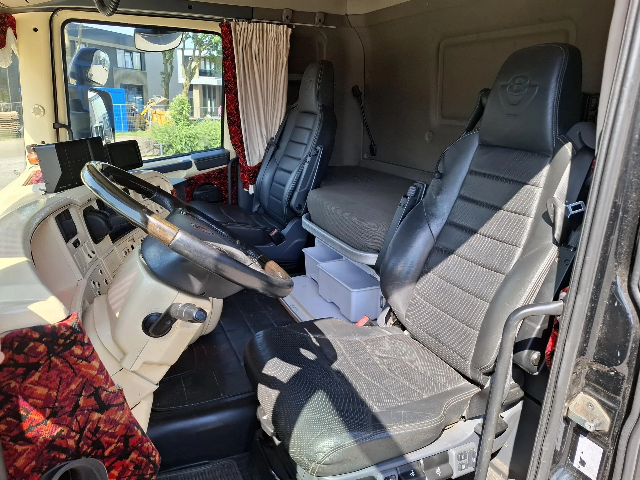 Scania R 2014 - R580 V8 / NL TRUCK / RETARDER / DOUBLE TANK / LIFT+LENKACHSE / TUV:09-09-2026 / LEATHER / XENON / FRIDGE / AUTOMATIC / EURO-6 / 2014 imagen 33