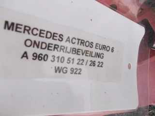 Mercedes-Benz Actros - A 960 310 51 22 / 26 22 ONDERRIJBEVEILIGING EURO 6 изображение 3 миниатюра