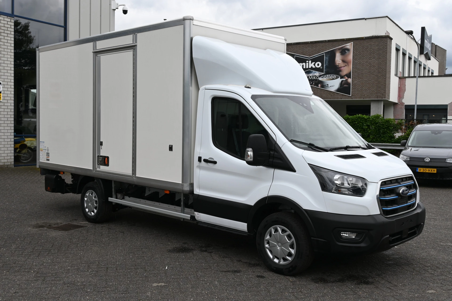 Ford E-Transit 2025 - 68kWh 390L Trend Bakwagen met Dhollandia laadklep imagem 10