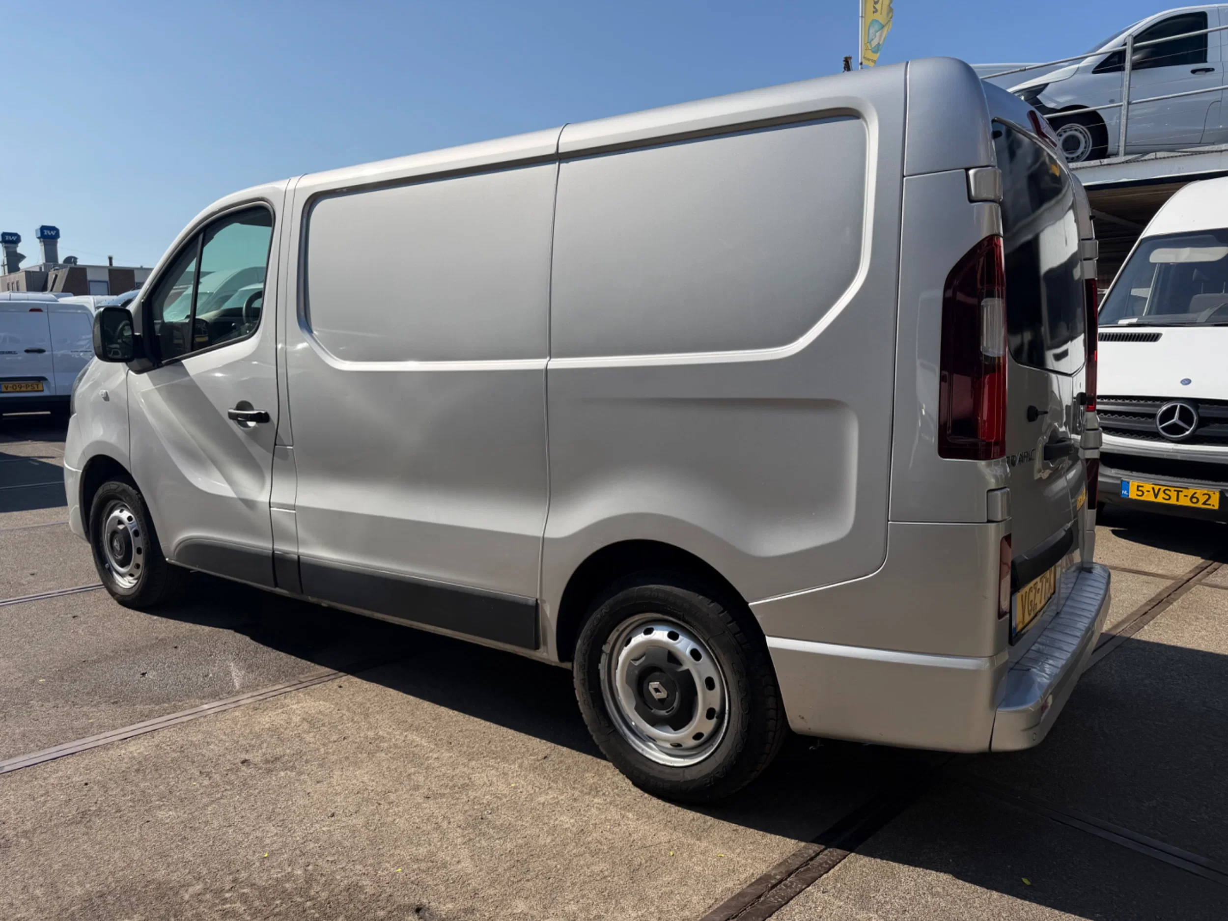 Renault Trafic 2016 - 1.6DCI L1H1 Airco Navi Cruisecontrol EURO 6 MOTOR SCHADE afbeelding 5