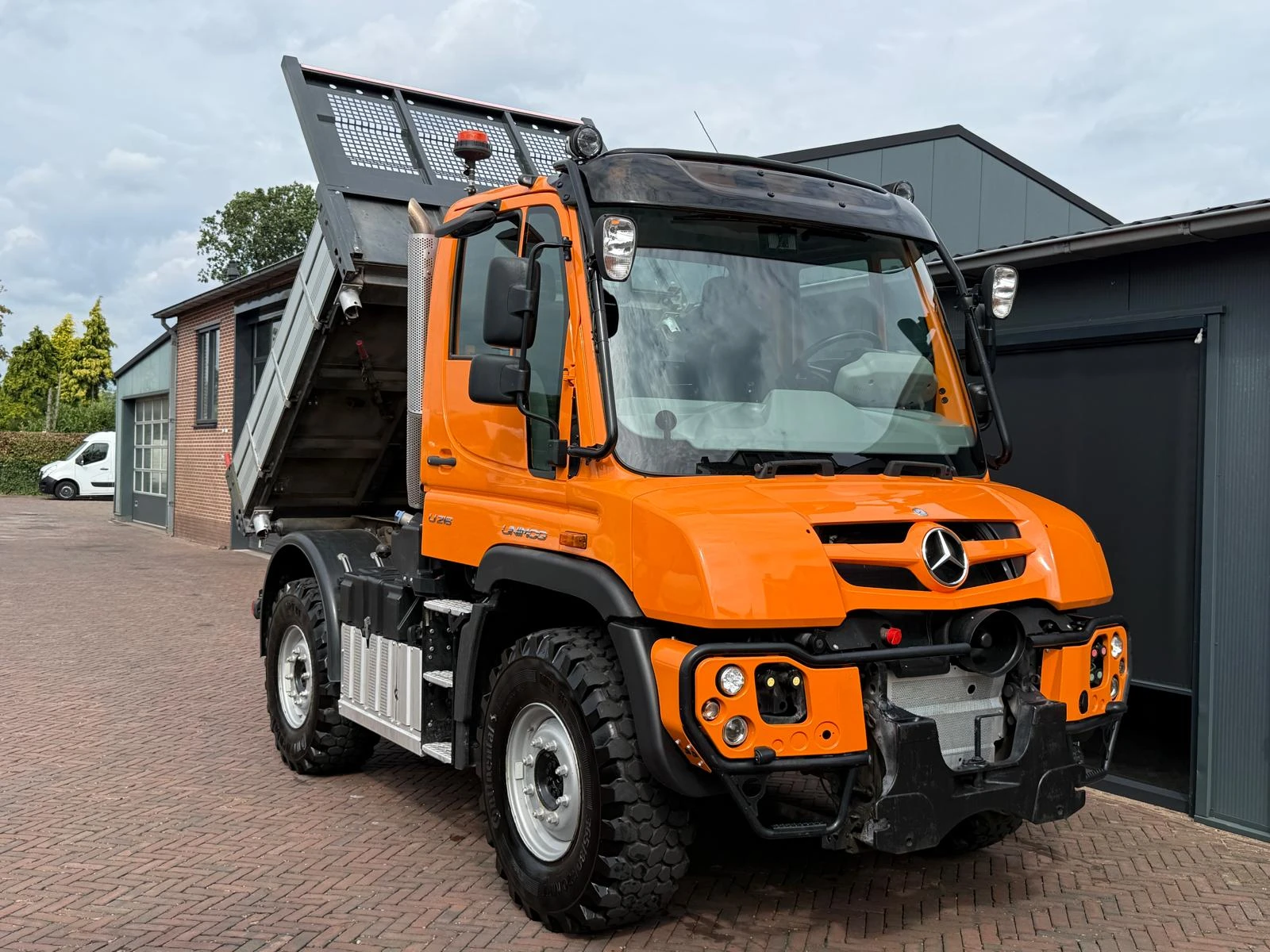 Unimog 2019 - U 218 Kipper 4X4 AGRI Euro 6 PTO NL Kenteken 3 Seats afbeelding 1