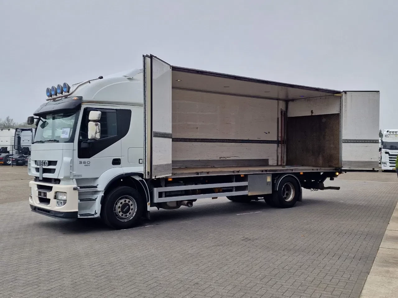 Iveco Stralis 2012 - 360 - 4x2 - Box with sidedoors - Loadlift - Euro 5 - Full air image 4