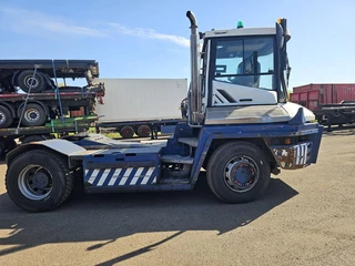Terberg RT283 | TERMINAL TRACTOR 4X4| TURNING CHAIR. | AUTOMATIC GEAR |19208 HOURS HYDRAULIC SYSTEM. 2016 - N/A immagine 3