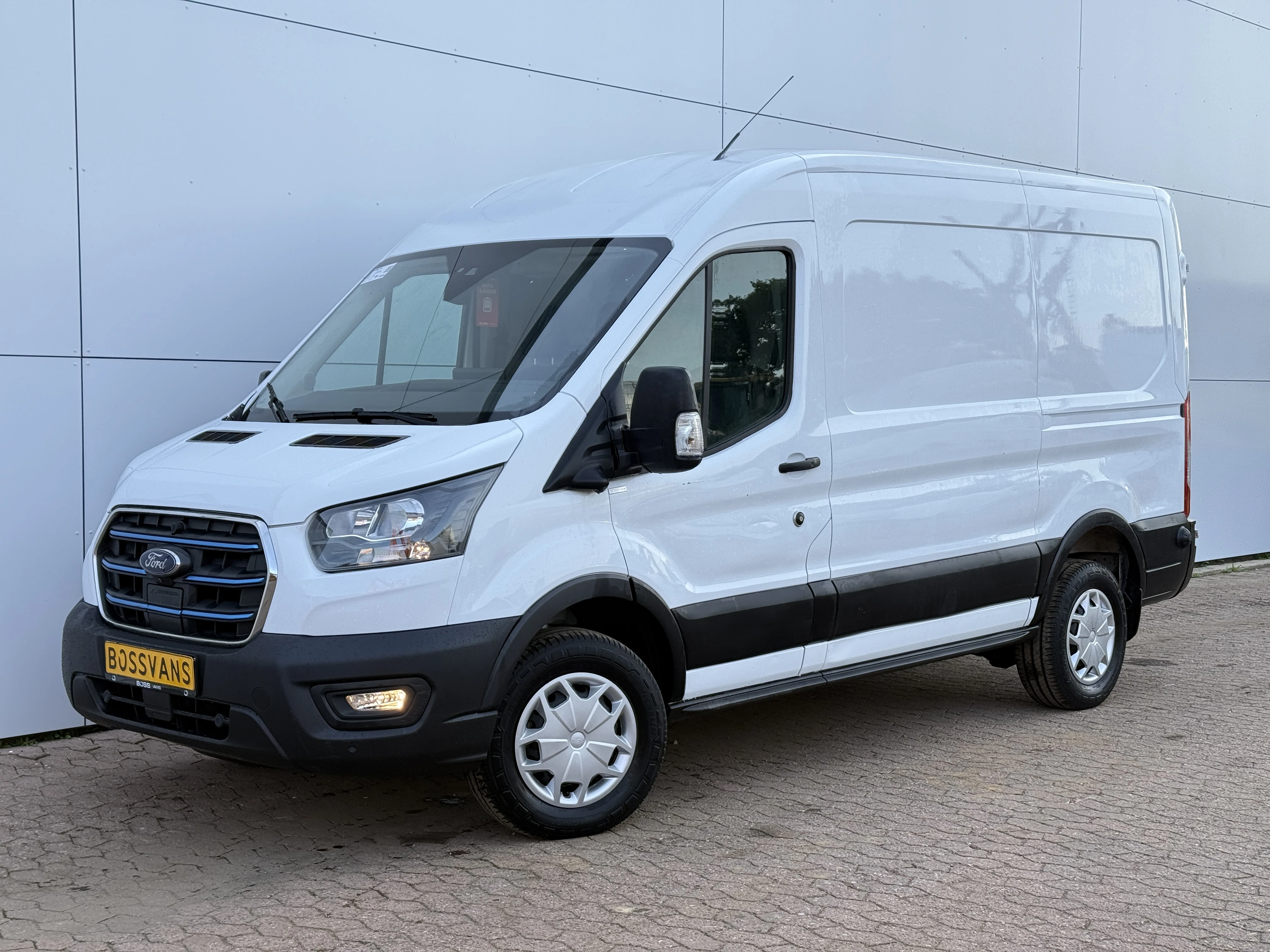 Ford E-Transit 2023 - 68kWh 184PK L2H2 317km WLTP 95,6% (SOH) BEV Snelladen 360° Camera Cruise control Climate control Carplay Navigatie Parkeersensoren image 1