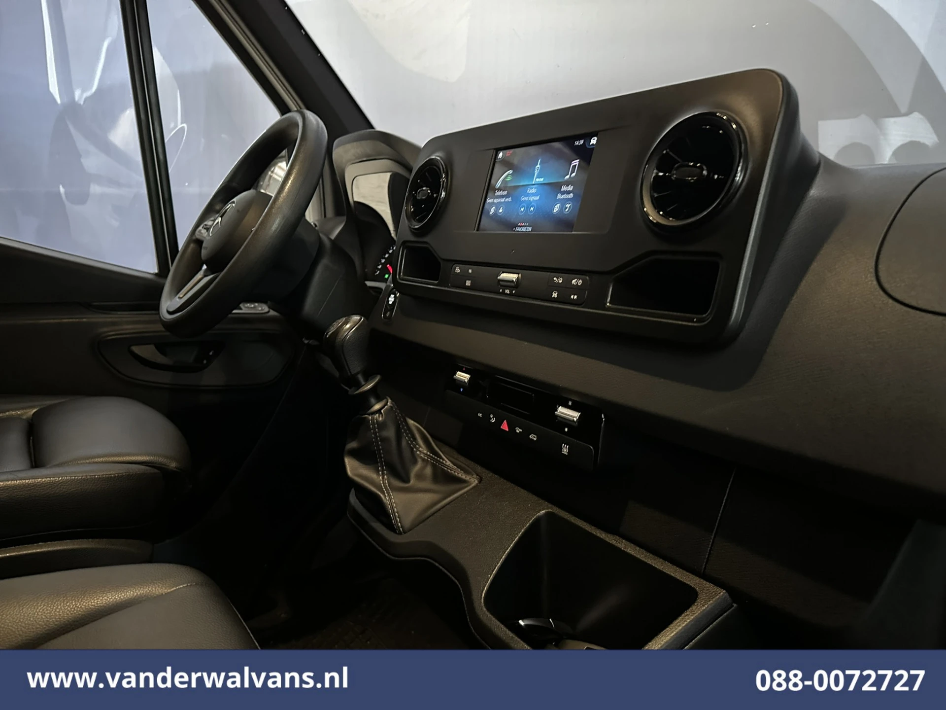 Mercedes-Benz Sprinter 2023 - 315 CDI 150pk L2H2 Euro6 Airco | Camera | Apple Carplay | Cruisecontrol | Chauffeursstoel | Leder immagine 15