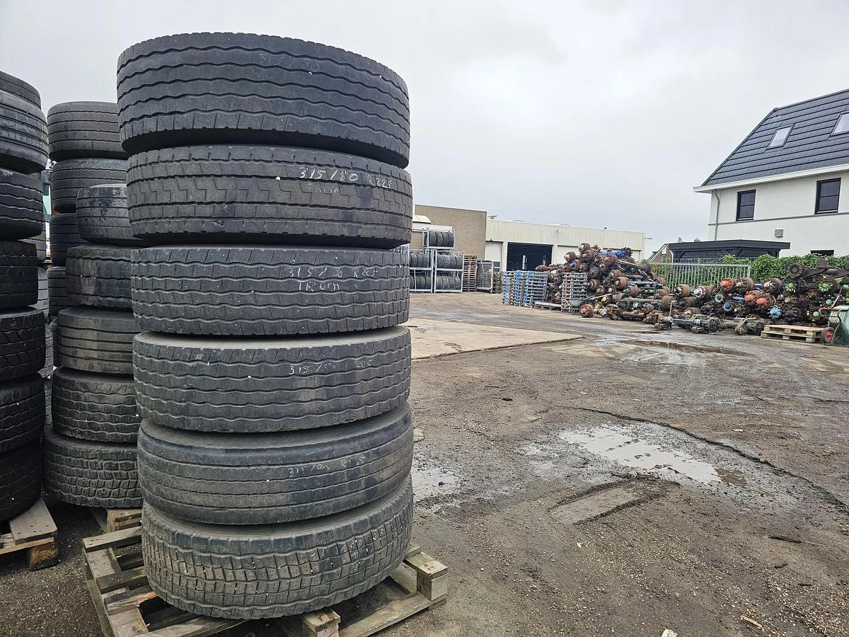 Several 315/80 R 22.5 2000 imagen 3