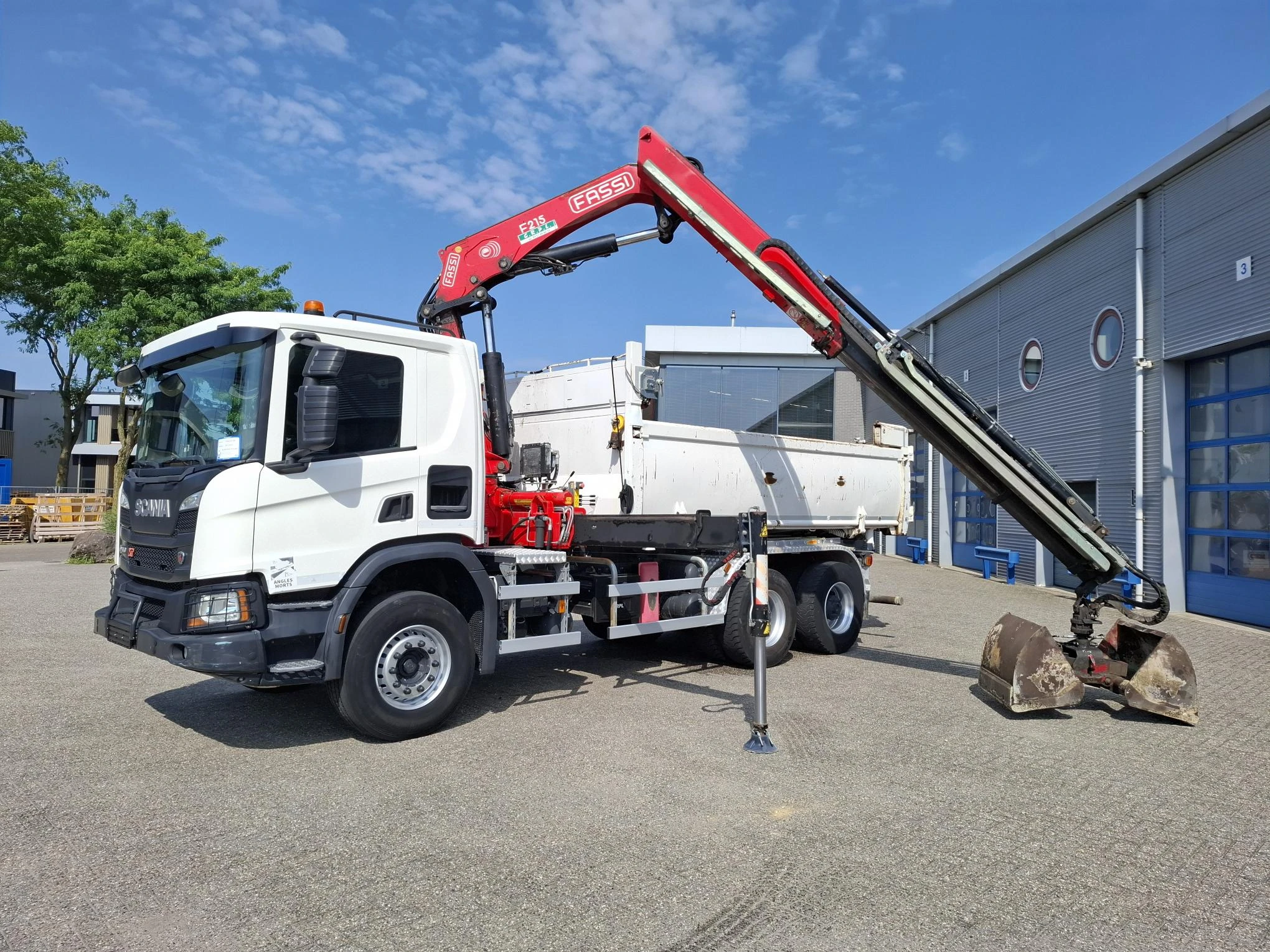 Scania P - NGS XT P410 / 6X4 / RETARDER / ONLY:192584 KM / BIG AXLE / FASSI F215A / REMOTE / ROTATOR / 2SIDE TIPPER / FULL-STEEL / DRUM BRAKES / TUV:01-03-2027 / EURO-6 / 2018 afbeelding 2