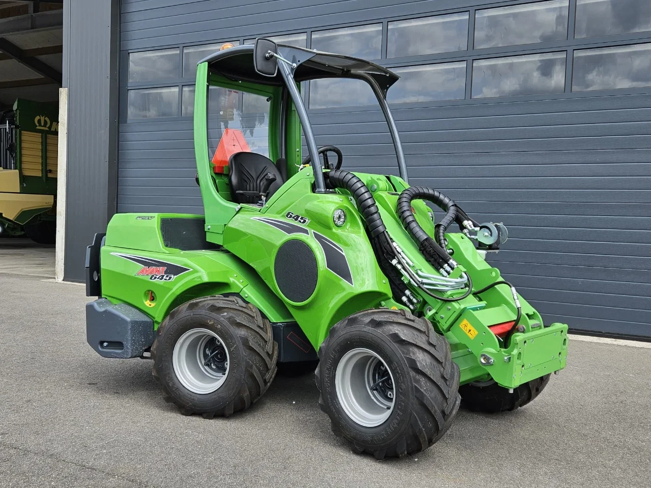 Avant 2025 - 645i Rental mini-shovel afbeelding 1