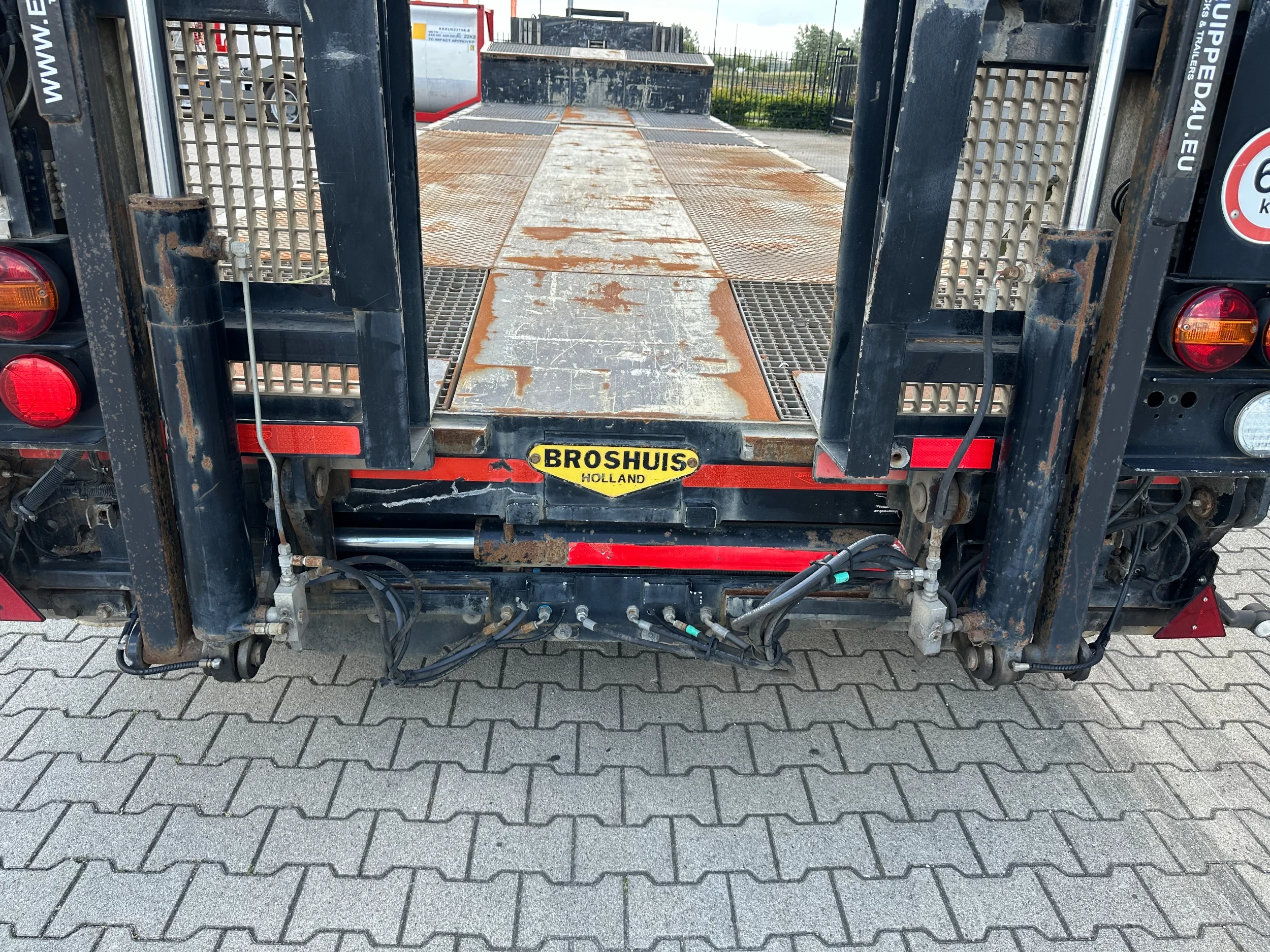 Broshuis 2015 - 3ABSD Lowloader 3-axle / GVW: 53.000kg / Neck: 23.000kg / hydraulic steering + ramps + loading table / 4.60m extendable / winch / liftaxle afbeelding 9